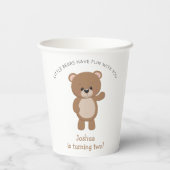 Niedlicher kleiner Bär macht zwei 2. Geburtstag Pappbecher (Rückseite)