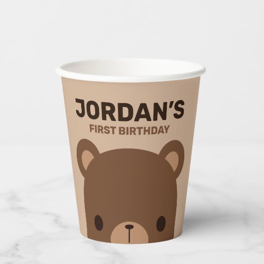 Niedlicher kleiner brauner Bär Geburtstag Pappbecher (Vorderseite)