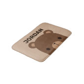 Niedlicher kleiner brauner Bär mit Personalisierte Badematte (Schrägansicht)