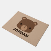 Niedlicher kleiner brauner Bär mit Personalisierte Fußmatte (Schrägansicht)