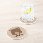 Niedlicher kleiner brauner Bär mit Personalisierte Getränkeuntersetzer (Seite)