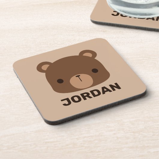 Niedlicher kleiner brauner Bär mit Personalisierte Getränkeuntersetzer (Linke Seite)
