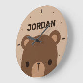 Niedlicher kleiner brauner Bär mit Personalisierte Große Wanduhr (Winkel)
