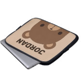 Niedlicher kleiner brauner Bär mit Personalisierte Laptopschutzhülle (Vorne Knopf)
