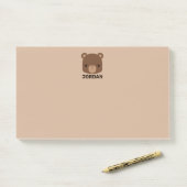 Niedlicher kleiner brauner Bär mit Personalisierte Post-it Klebezettel (Auf Schreibtisch)