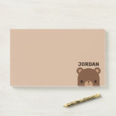 Niedlicher kleiner brauner Bär mit Personalisierte Post-it Klebezettel (Auf Schreibtisch)