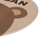 Niedlicher kleiner brauner Bär mit Personalisierte Schneidebrett (Ecke)