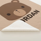 Niedlicher kleiner brauner Bär mit Personalisierte Sherpadecke (3/4)
