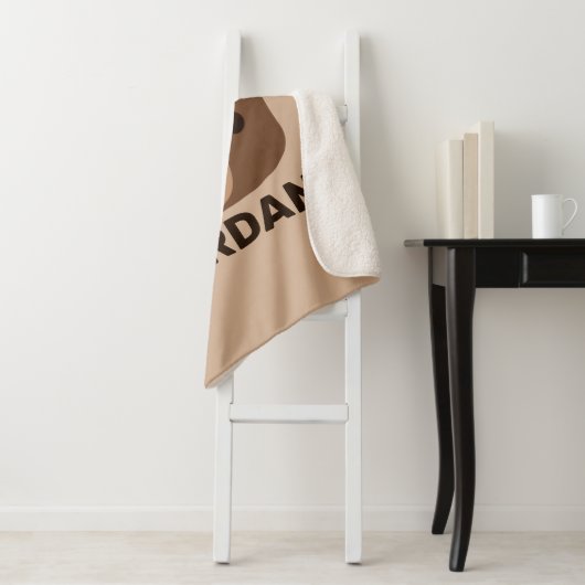 Niedlicher kleiner brauner Bär mit Personalisierte Sherpadecke (Beispiel)