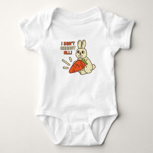 Niedlicher kleiner Bunny hält seine Karotte Baby Strampler