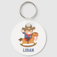 Niedlicher kleiner Cowboy auf Rocking Horse Schlüs