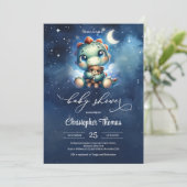 Niedlicher kleiner Dinosaurier am Sternenhimmel Einladung (Stehend Vorderseite)