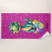 Niedlicher kleiner Dinosaurier mit viel farbenfroh Strandtuch (Vorderseite)