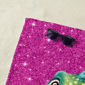 Niedlicher kleiner Dinosaurier mit viel farbenfroh Strandtuch (Beispiel)