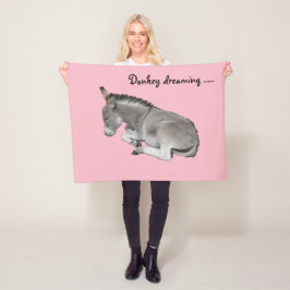 Niedlicher kleiner Donkey Fohlen auf Pink Fleecedecke