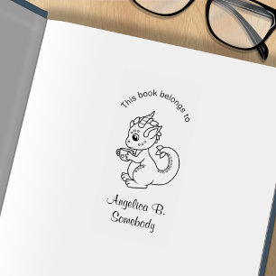 Niedlicher Kleiner Drache, der ein Cup-Buchzeichen Gummistempel