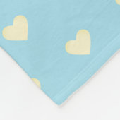 Niedlicher Kleiner Engel mit Herzmuster auf hellbl Fleecedecke (Ecke)