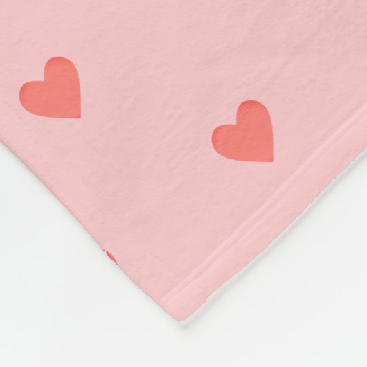 Niedlicher Kleiner Engel mit Herzmuster auf hellro Fleecedecke (Ecke)