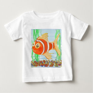 Niedlicher kleiner Fisch schwimmt in einem Pool Baby T-shirt
