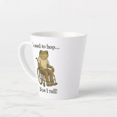 Niedlicher kleiner Frosch im Rollstuhl positiv. Milchtasse (Linke Ecke)