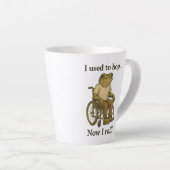 Niedlicher kleiner Frosch im Rollstuhl positiv. Milchtasse (Rechte Ecke)