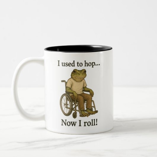 Niedlicher kleiner Frosch im Rollstuhl positiv. Zweifarbige Tasse (Links)
