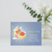 Niedlicher kleiner Fuchs auf den Mondbüchern für d Postkarte (Stehend Vorderseite)