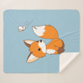 Niedlicher kleiner Fuchs sieht Schmetterling auf b Sherpadecke (Vorderseite (Horizontal))
