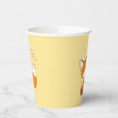 Niedlicher kleiner Fuchs sieht Schmetterling auf G Pappbecher (Links)