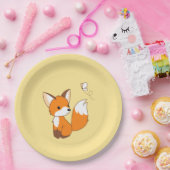 Niedlicher kleiner Fuchs sieht Schmetterling auf G Pappteller (Party)