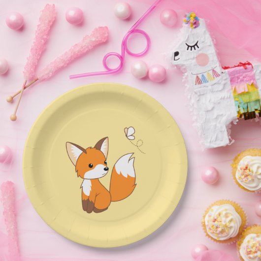 Niedlicher kleiner Fuchs sieht Schmetterling auf G Pappteller (Party)