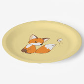 Niedlicher kleiner Fuchs sieht Schmetterling auf G Pappteller (Schrägansicht)