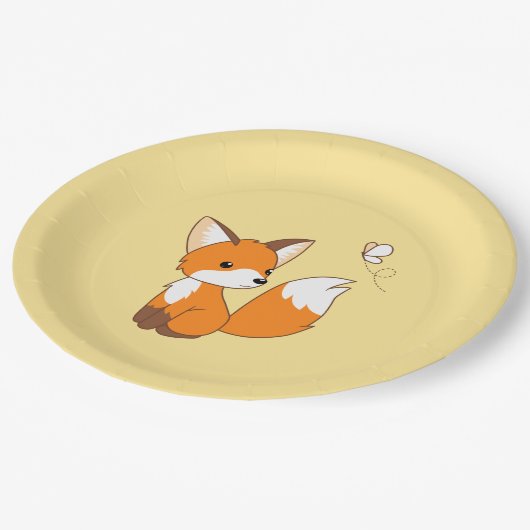 Niedlicher kleiner Fuchs sieht Schmetterling auf G Pappteller (Schrägansicht)