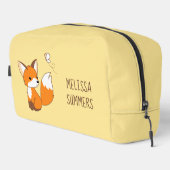 Niedlicher kleiner Fuchs sieht Schmetterling auf G Waschbeutel (Rechte Ecke)