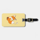 Niedlicher kleiner Fuchs sieht Schmetterling zu Gepäckanhänger (Vorderseite horizontal)