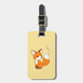 Niedlicher kleiner Fuchs sieht Schmetterling zu Gepäckanhänger (Vorderseite vertikal)