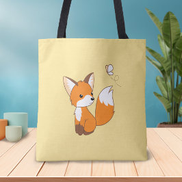 Niedlicher kleiner Fuchs sieht Schmetterling zu Tasche