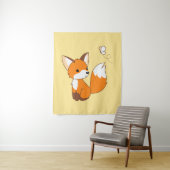 Niedlicher kleiner Fuchs sieht Schmetterling zu Wandteppich (Beispiel)
