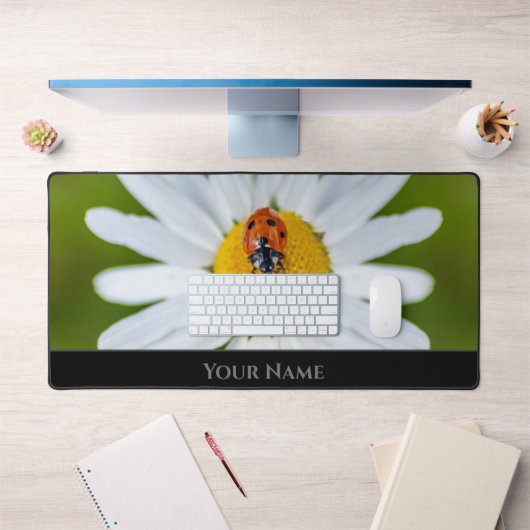 Niedlicher kleiner glücklicher Ladybug für eine po Schreibtischunterlage (Büro 1)