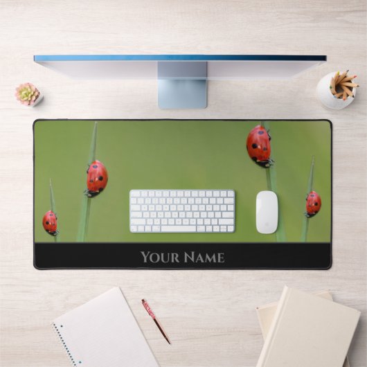 Niedlicher kleiner glücklicher Ladybug für eine po Schreibtischunterlage (Büro 1)