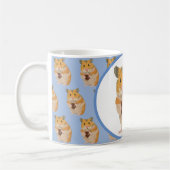 Niedlicher kleiner Hamster mit einem Ostereier Kaffeetasse (Links)