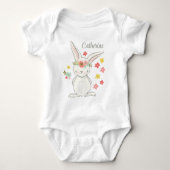 Niedlicher kleiner Hase mit Blume personalisierte Baby Strampler (Vorderseite)