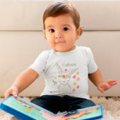 Niedlicher kleiner Hase mit Blume personalisierte Baby T-shirt
