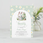 Niedlicher kleiner Hase mit daissischer Frühlingsg Einladung (Stehend Vorderseite)