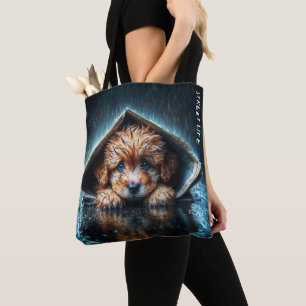 Niedlicher kleiner Hund am Regentag mit blauen Aug Tasche