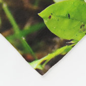 Niedlicher kleiner Igel im Wald Fleecedecke (Ecke)