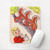niedlicher kleiner Junge füttre niedliche Eichhörn Mousepad (Mit Mouse)