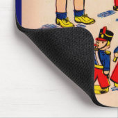 niedlicher kleiner Junge mit Spielzeugsoldaten Mousepad (Ecke)