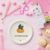 Niedlicher kleiner Kürbis auf dem Weg zur schwarze Pappteller (Party)