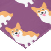 Niedlicher kleiner lächelnder Corgi-Welpe Tischdecke (Schrägansicht)
